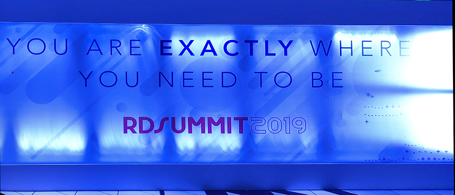 Painel na entrada do RD Summit 2019